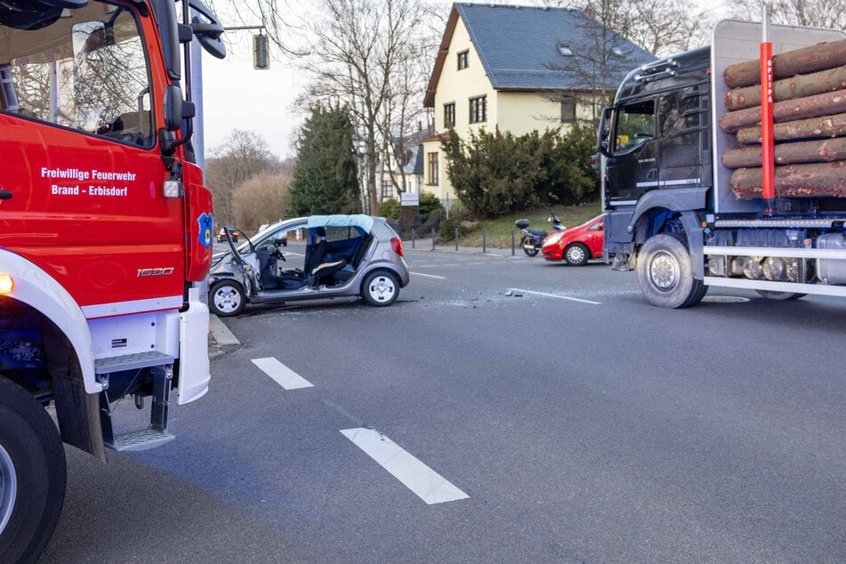Kia-Fahrerin im Krankenhaus: B101 nach Unfall voll gesperrt