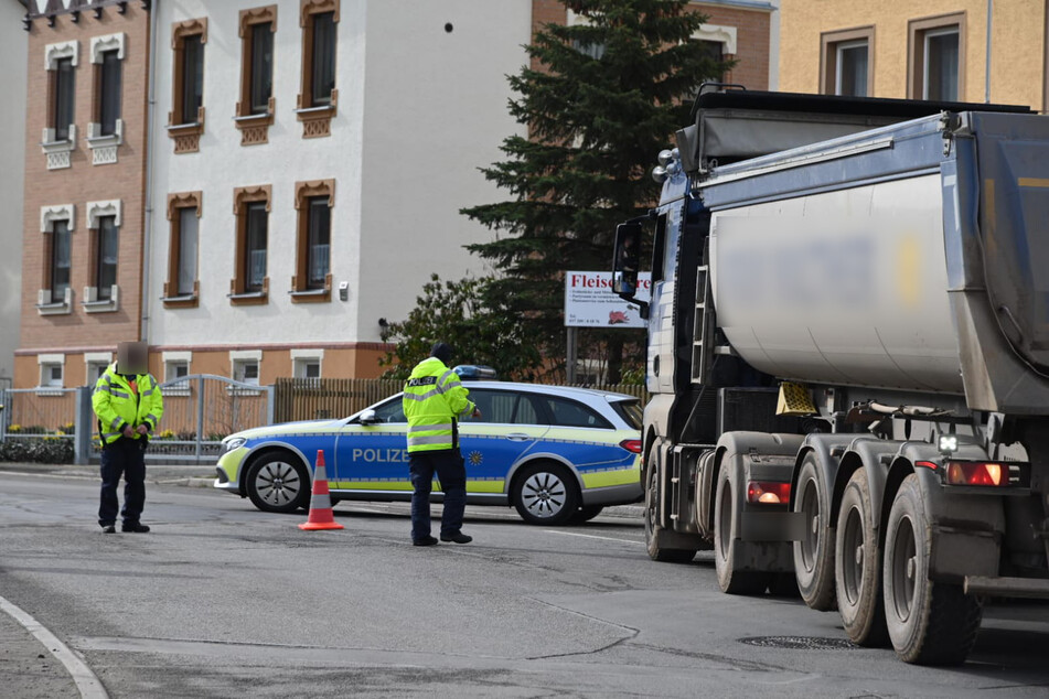 Kein Durchkommen mehr: Die Polizei riegelt die Einsiedler Hauptstraße, nahe der Brauerei, ab.