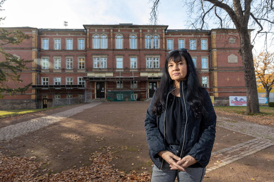 Die Schule Altchemnitz ist seit Jahren Dauerbaustelle. CDU-Stadträtin Ines Saborowski (53) freut sich, dass nun endlich saniert werden soll.