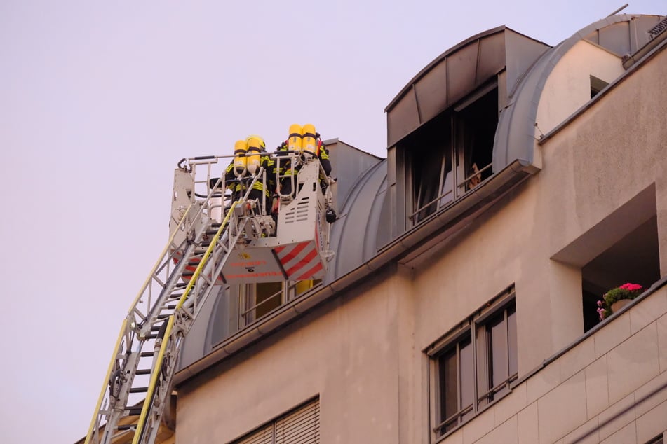 Die Feuerwehr ging mittels Drehleiter gegen den Brand vor.