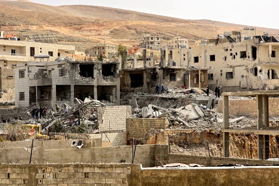 Libanon, Shaath: Menschen begutachten die Zerstörung nach israelischen Luftangriffen.
