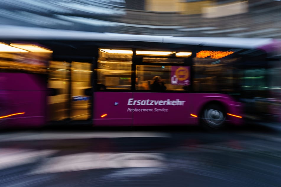 Auf Teilen der Strecke kann auf Schienenersatzverkehr ausgewichen werden, allerdings soll hier auch nicht alles reibungslos funktionieren.