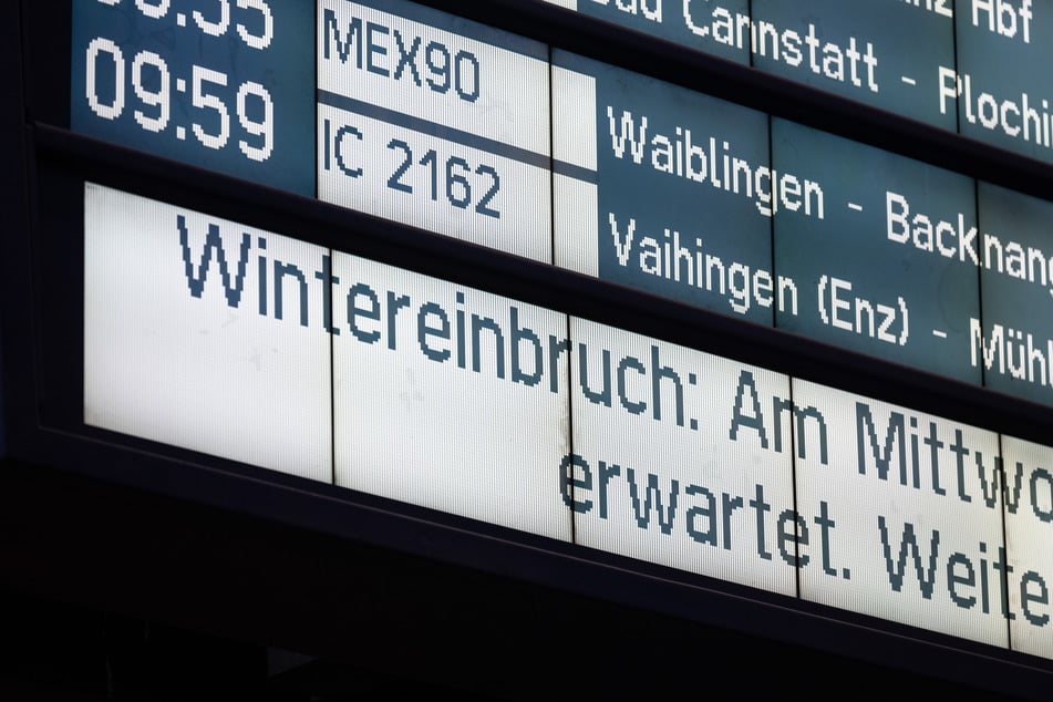 Die Deutsche Bahn warnte auf den Anzeigetafeln vor dem Wintereinbruch.
