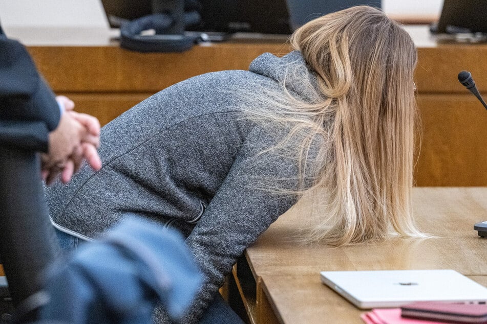 Frau ersticht Partner kurz nach Heiratsantrag: Im Gericht bricht sie in Tränen aus