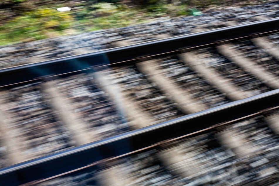 DB-Mitarbeiter wird von Zug erfasst und lebensgefährlich verletzt