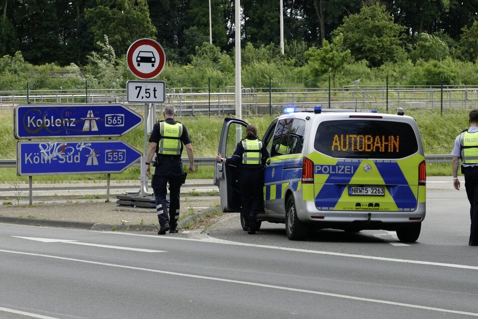 Die Polizei sperrte das Bauwerk sowie die Zufahrt daraufhin komplett für den Verkehr.