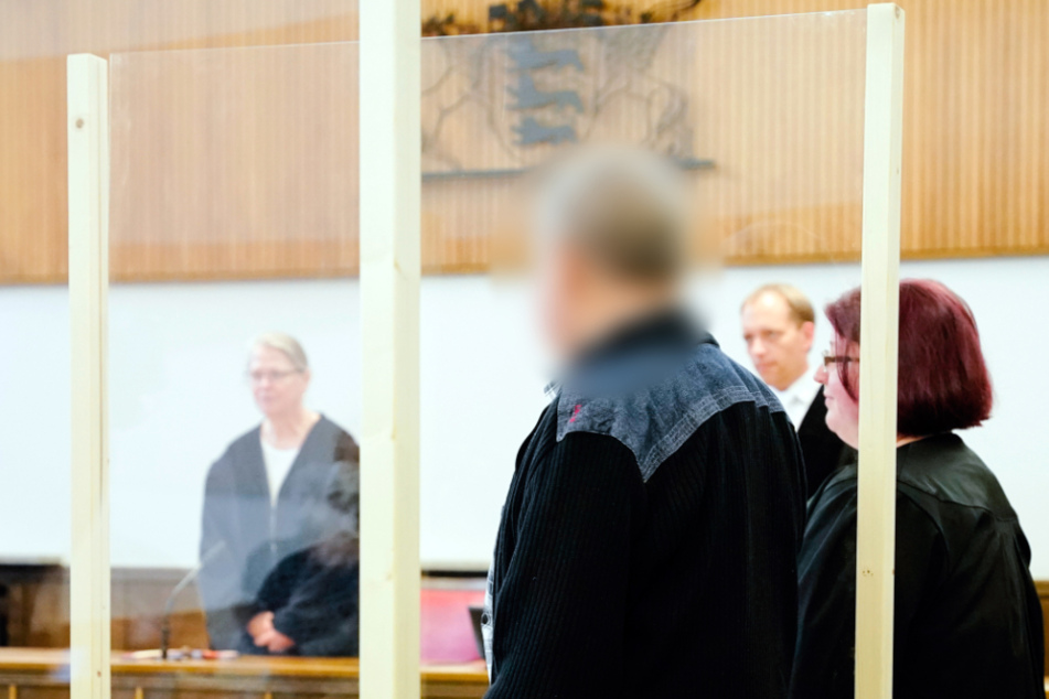 Der 79 Jahre alte Angeklagte (vorne, l) steht neben seiner Verteidigerin Tanja Lehrmann im Verhandlungssaal des Landgerichts.