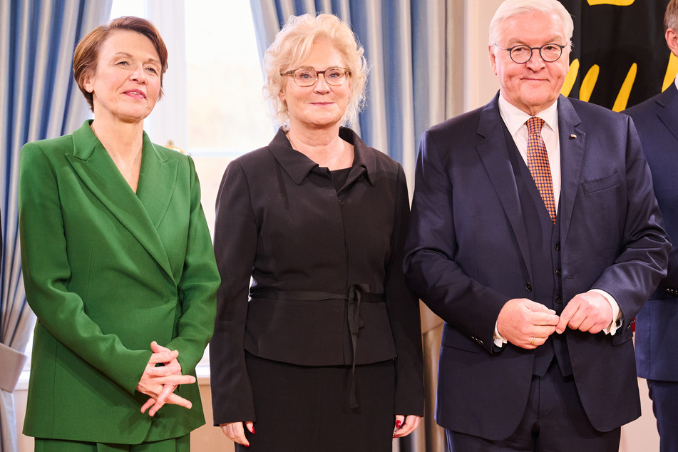 Bundespräsident Frank-Walter Steinmeier (67, SPD) steht neben seiner Frau Elke Büdenbender (60) und will eine konsequente Strafverfolgung der Silvester-Randalierer. Christine Lambrecht (57, SPD), Bundesministerin der Verteidigung steht links.