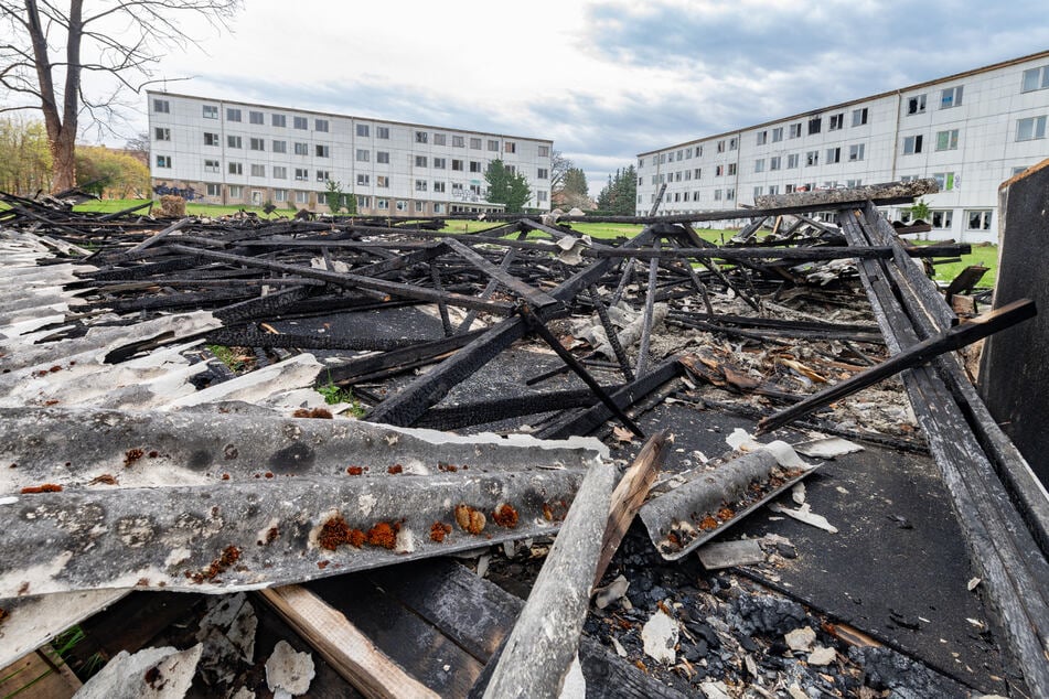 Fünf Wochen nach dem Brand in Strehlen liegen die Trümmer noch immer auf dem Privatgrundstück herum, der Wind wehte inzwischen unzählige Asbest-Bruchstücke auf Wege und Nachbargrundstücke.
