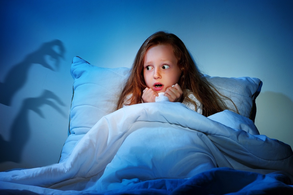Fantasievolle Kinder können Ängste vor Monstern unterm Bett entwickeln und suchen Trost bei den Eltern.