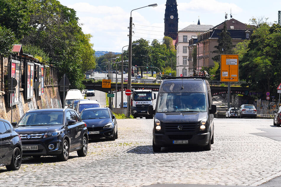 Ein grauer Transporter fährt über die Stauffenbergallee (Symbolbild).