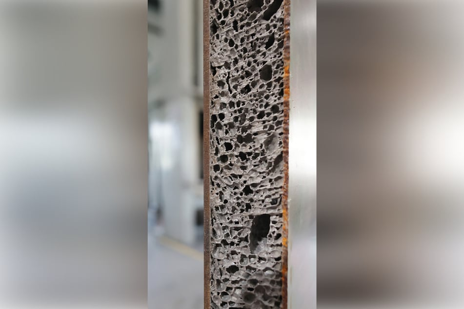 Kern der Konstruktion ist Aluminiumschaum, ein ultraleichter metallischer Strukturwerkstoff.