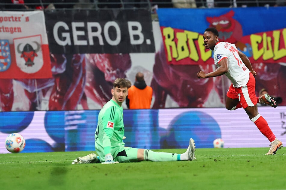 Carl Klaus (l.) konnte den Schuss von Ridle Baku (r.) nicht parieren.