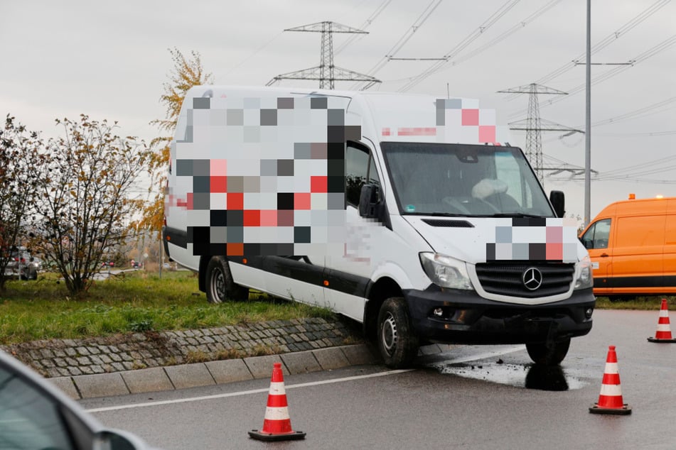 Unfall in Chemnitzer Kreisverkehr: Transporter fährt über Mittelinsel