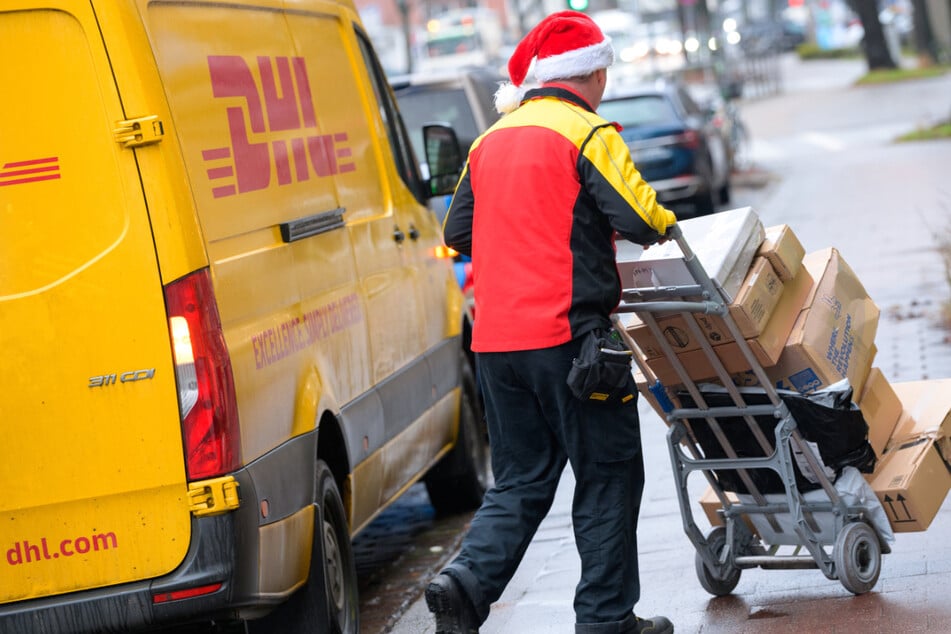 Weihnachtspakete futsch! Diebe überfallen Postboten und räumen Lieferwagen leer