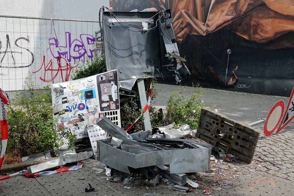 Der Automat wurde in seine Einzelteile zerlegt.