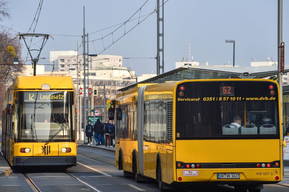 Dresden: Busfahrer zieht Rampe ein – Rollstuhlfahrer stürzt und verletzt sich!