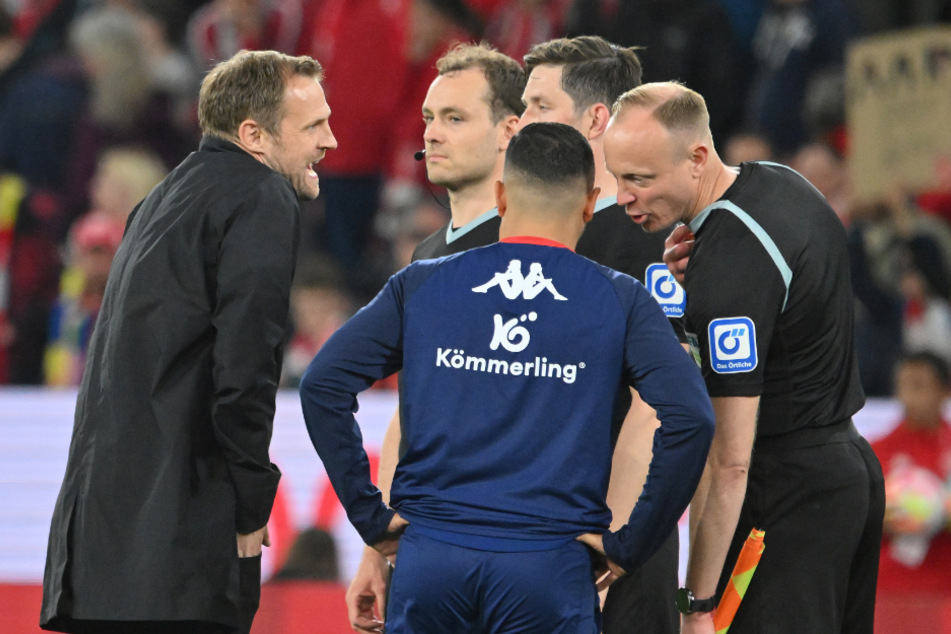 Auch nach dem Spiel konnte Mainz-05-Trainer Bo Svensson (43, l.) sich nicht mit der VAR-Entscheidung auf Elfmeter für Schalke 04 in der 90.+10 Spielminute anfreunden.