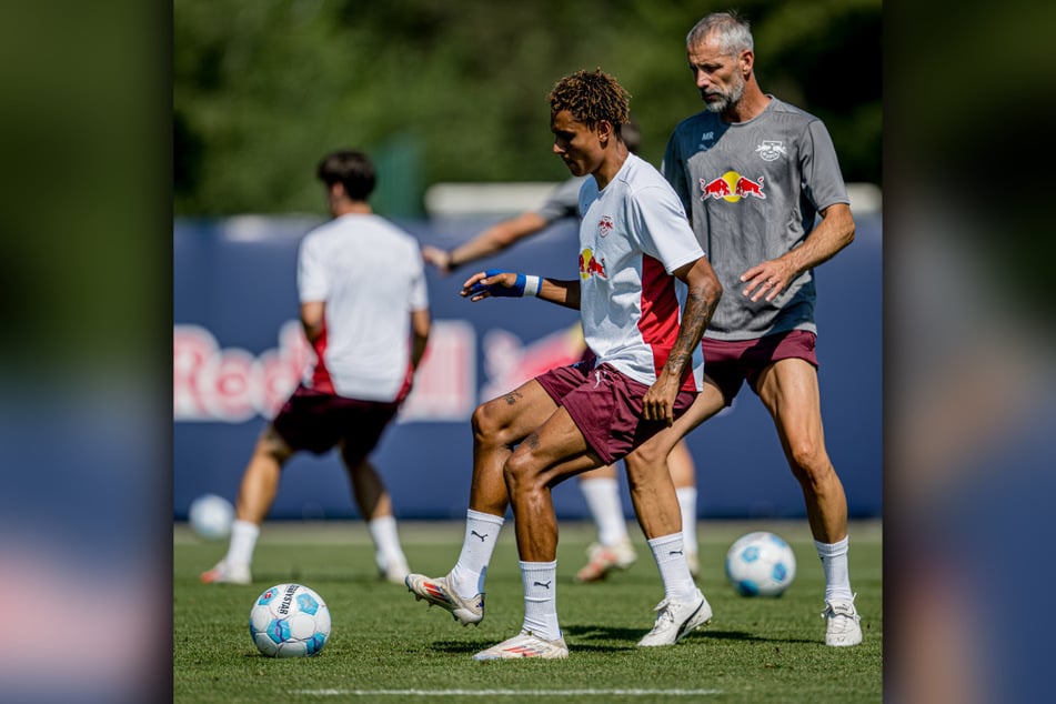 Bei seiner ersten Trainingseinheit wurde Nusa von Trainer Marco Rose (47, r.) beäugt.