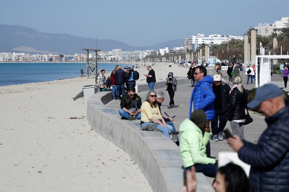 Menschen am Strand von Arenal auf Mallorca. Die Vorbereitungen in der deutschen Urlauberhochburg laufen auf Hochtouren.