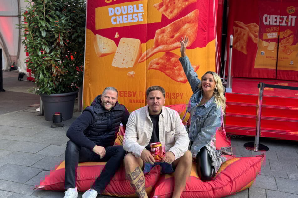 Beim Cheeze-It-Lounge verteilten Paul Janke (l.) und Evelyn Burdecki gemeinsam mit Tokio-Hotel-Drummer Gustav Schäfer die knusprige Neuheit aus Amerika.