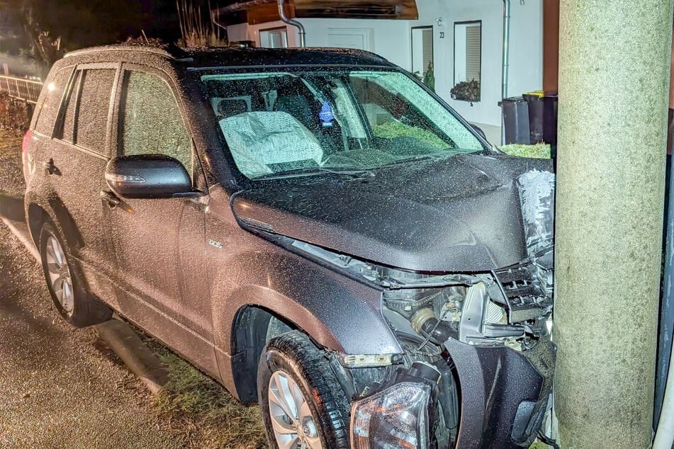 Schwerer Unfall: 19-Jähriger prallt gegen Strommast und wird verletzt