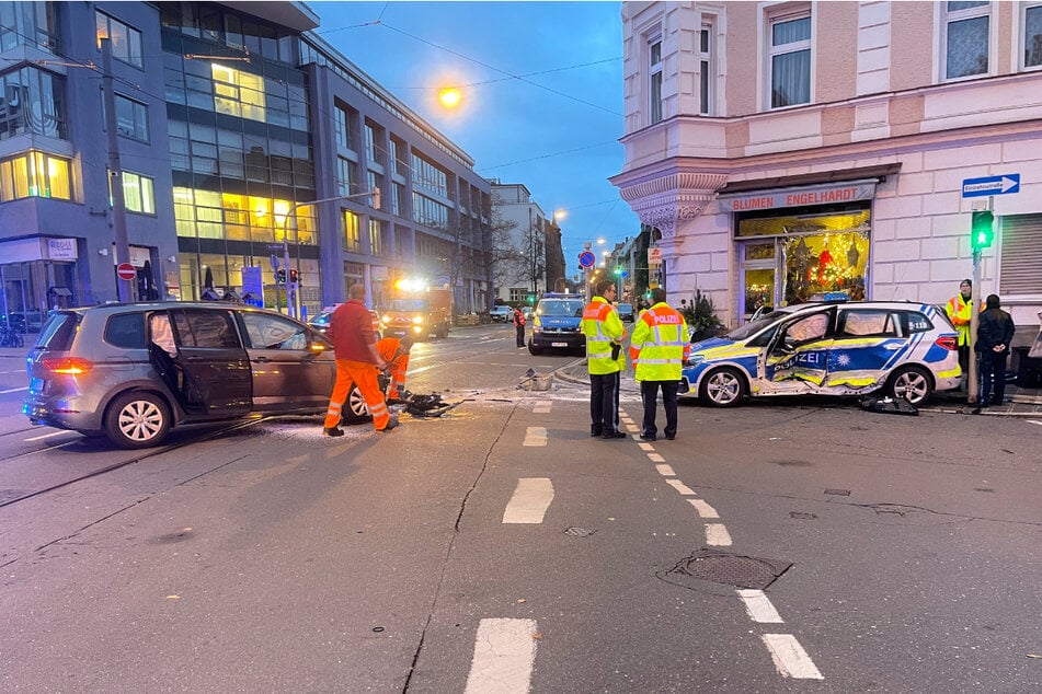 Im Kreuzungsbereich Pirkheimer Straße und Maxfeldstraße in Nürnberg ist ein Auto mit einem Polizeiwagen zusammengestoßen.