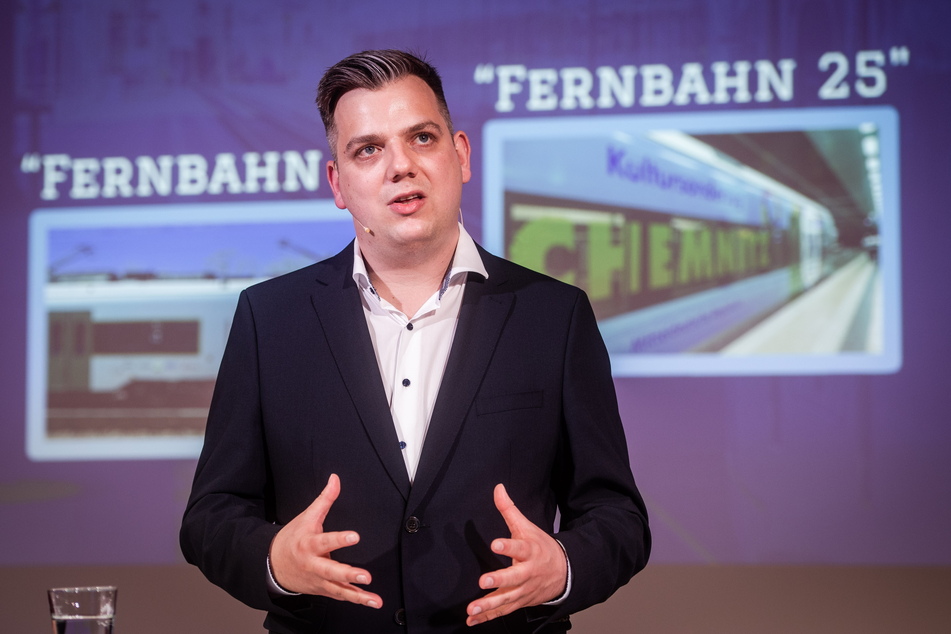 Sebastian Drechsler (30) von der Bahninitiative Chemnitz sieht in der neuen Fernverbindung nach Berlin einen ersten Schritt. Doch zufrieden ist er noch nicht.