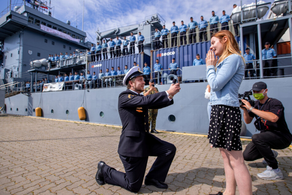 Der 29-jährige Obermaat Ole Diehr macht vor dem festgemachten Marine-Tender "Donau" und vor versammelter Mannschaft seiner Freundin Claudia Scheller einen Heiratsantrag.