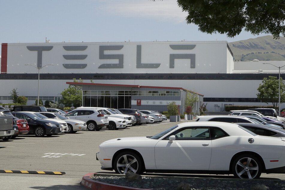 Tesla-Chef Elon Musk will das Hauptwerk in Kalifornien umgehend wieder hochfahren und eskaliert damit seinen Streit mit den Behörden um Corona-Einschränkungen.