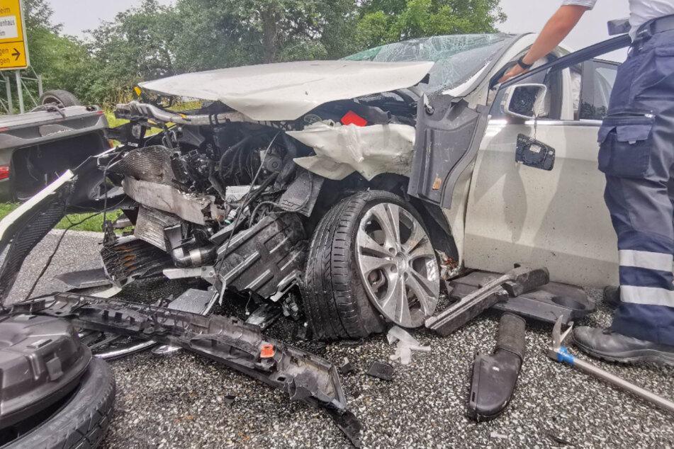 Bei dem Unfall wurden zwei Personen schwer verletzt.