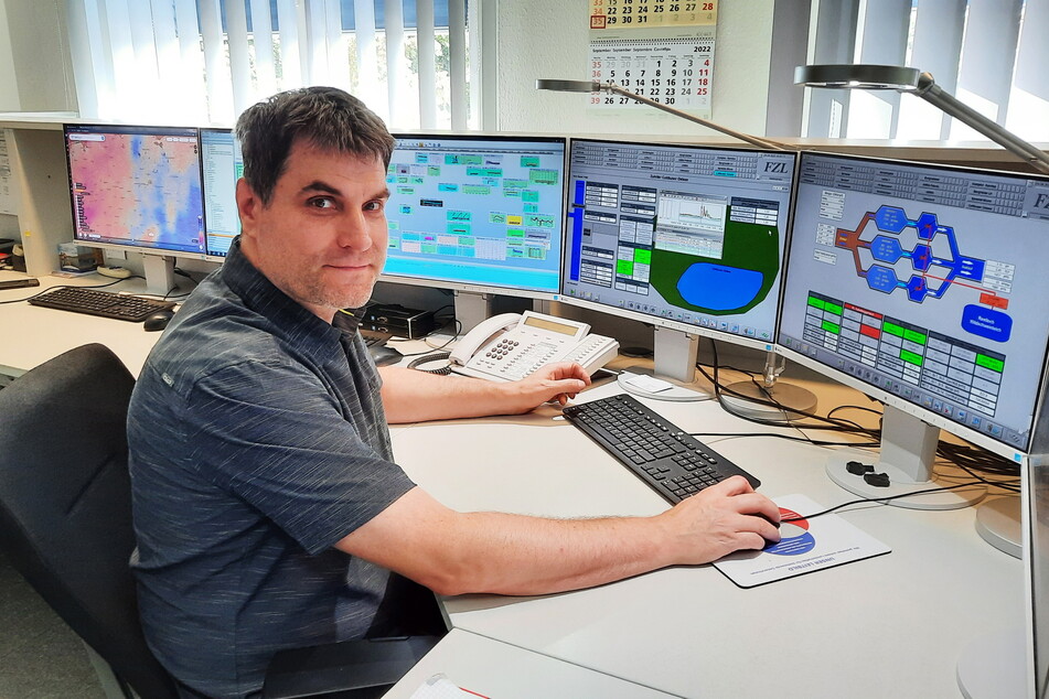 Im Leitstand der Flutungszentrale überwacht Martin Hoffmann (43) an insgesamt zehn Monitoren die Arbeit der technischen Anlagen, die frische Daten zum Wasserhaushalt liefern.