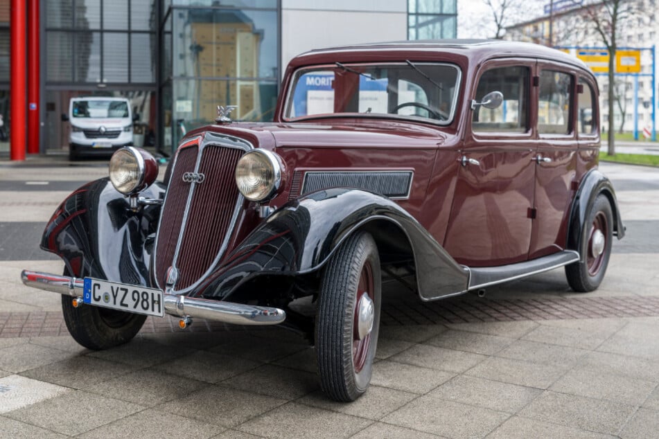 Chemnitz: Was macht der Oldtimer vor der Chemnitzer Sparkasse?