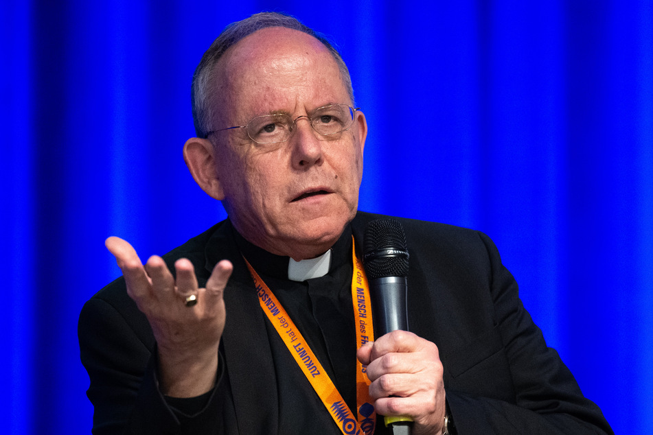 Bischof Ulrich Neymeyr (68) bezeichnete die Einsparungen als schmerzhaften, aber notwendigen Schritt.