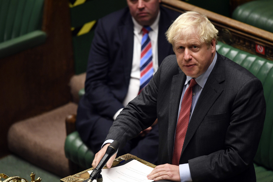 London: Boris Johnson (r), Premierminister von Großbritannien, gibt im britischen Unterhaus vor den Abgeordneten eine Erklärung ab.