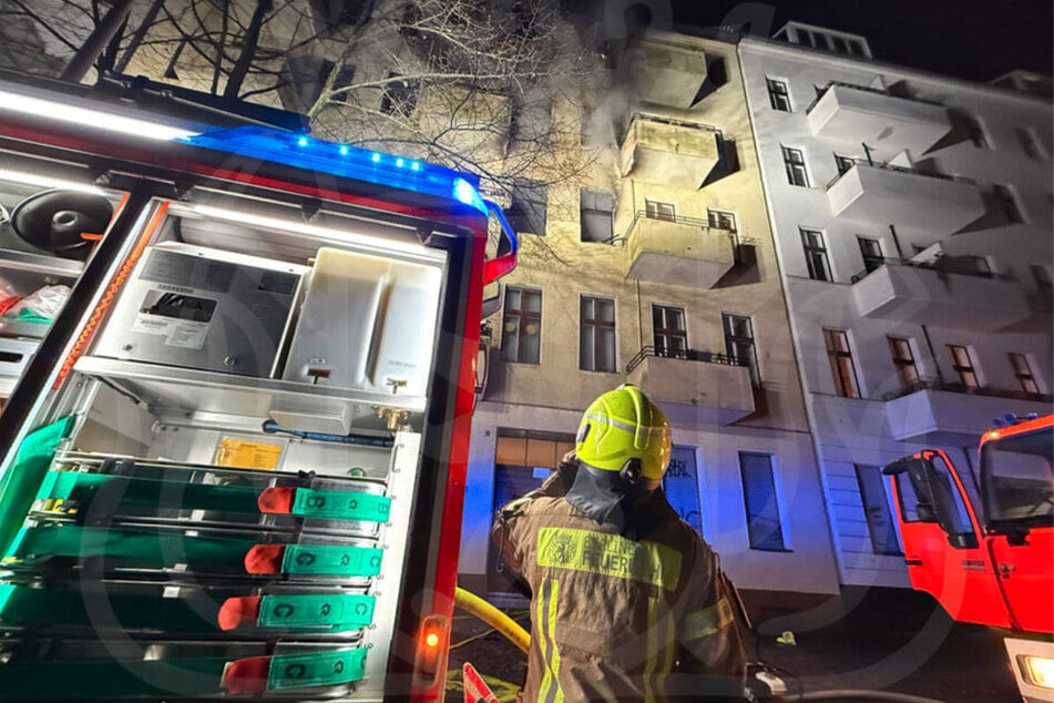 Die Feuerwehr was mit insgesamt 129 Kräften am Maybachufer im Einsatz.