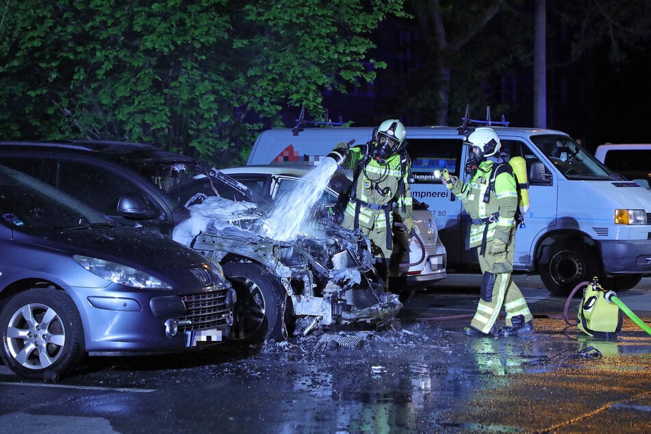 In Strehlen ging ein Audi Q7 gegen Mitternacht in Flammen auf.