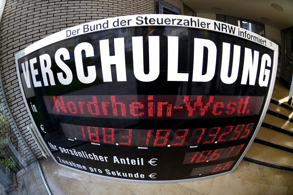 Eine Schuldenuhr steht in der Zentrale des Bundes der Steuerzahler (BdST) Nordrhein-Westfalen in Düsseldorf. (Archivbild)