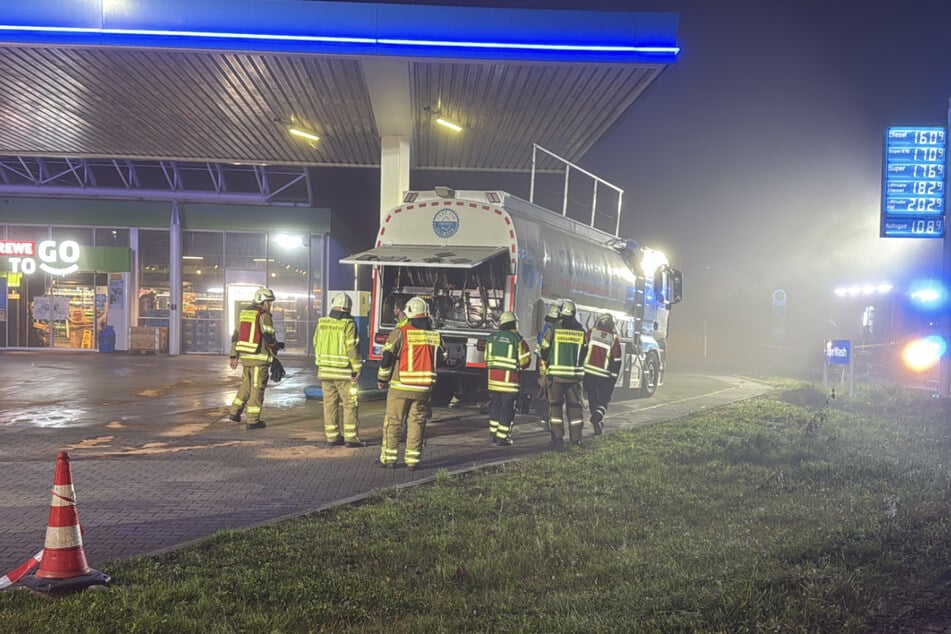 Feuerwehrleute bemerkten beim Einsatz am Tanklaster, dass sich die Ladung erwärmte.