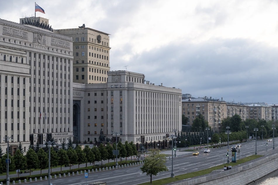 Ein Blick auf das Gebäude des russischen Verteidigungsministeriums mit Flugabwehrsystemen auf dem Dach in Moskau, Russland.