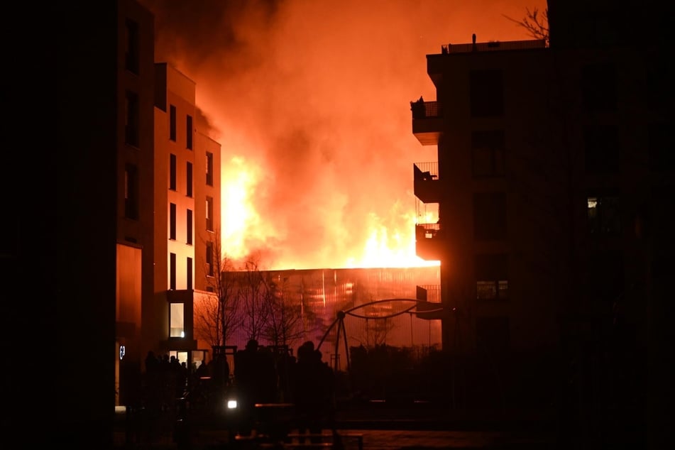 Die Lagerhalle in Berlin Treptow-Köpenick brannte lichterloh.