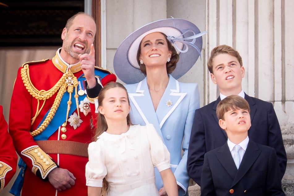 Prinz William (v. l.) bekam niedliche Geburtstagsgrüße von seiner Tochter Prinzessin Charlotte, seiner Frau Prinzessin Kate (44) und seinen beiden Söhnen Prinz George und Prinz Louis (8).