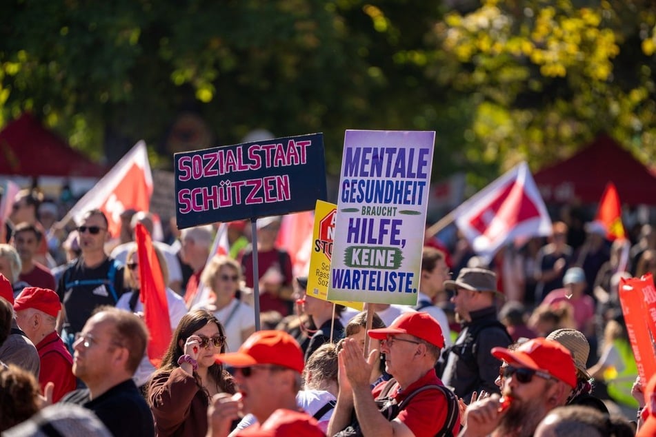In Stuttgart demonstrierten tausende Menschen für den Sozialstaat.