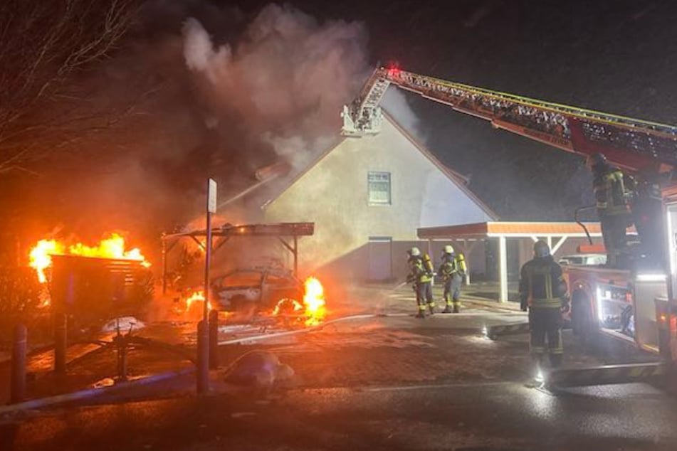 Die Feuerwehr versuchte zu löschen, allerdings gingen die Flammen bereits auf den Carport und angrenzende Haus über.
