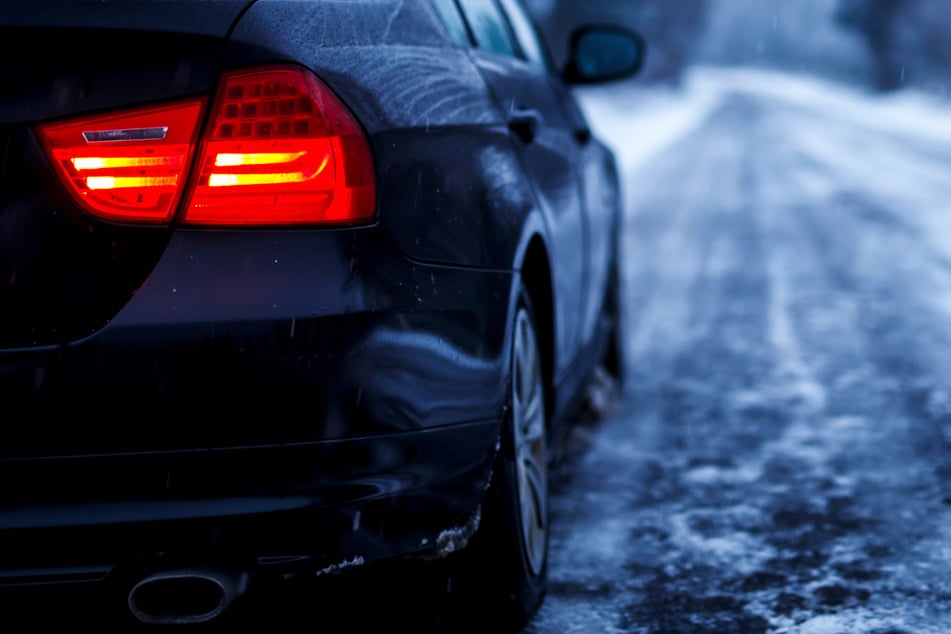 Autofahrer sollten vorsichtig sein: In Hessen kann es zu gefrierendem Regen und eventuell auch zu Glatteis kommen. (Symbolbild)