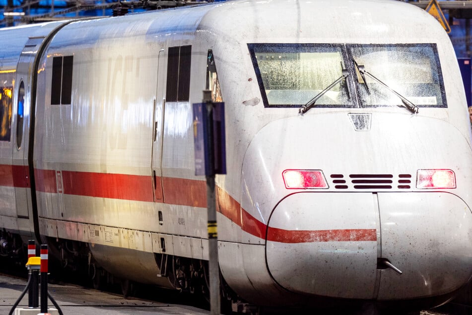 Der stehende ICE verhinderte eine Rettung vom Bahnsteig aus. Zugleich durfte der Zug aber auch nicht bewegt werden. (Symbolbild)