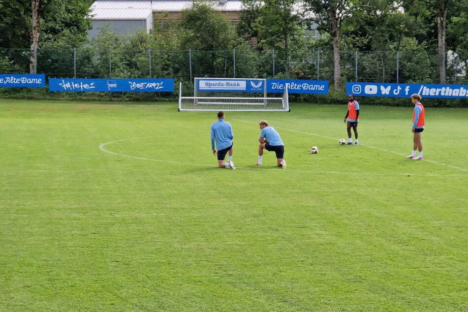 Deyovaisio Zeefuik (2.v.r.) setzte sich beim Lattenschießen durch.