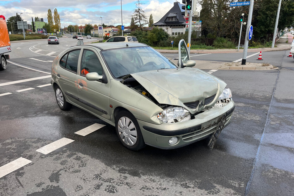 Ein Renault-Fahrer und seine Beifahrerin wurden bei dem Crash verletzt.