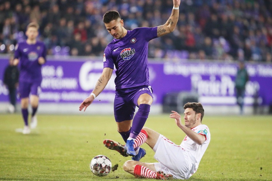 Filip Kusic (27, l.) spielte einst in der 2. Bundesliga für Erzgebirge Aue gegen Größen wie Kölns Ex-Nationalspieler Jonas Hector (33, r.).