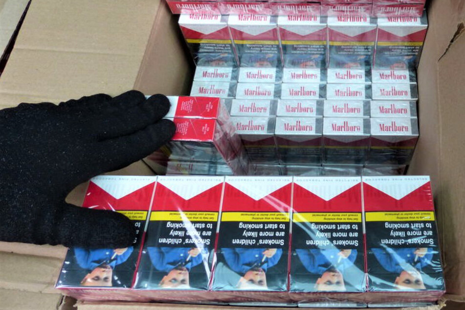 5700 Stangen Zigaretten zu je 200 Stück wurden im eingebauten Schmuggelversteck eines Kleintransporters entdeckt.